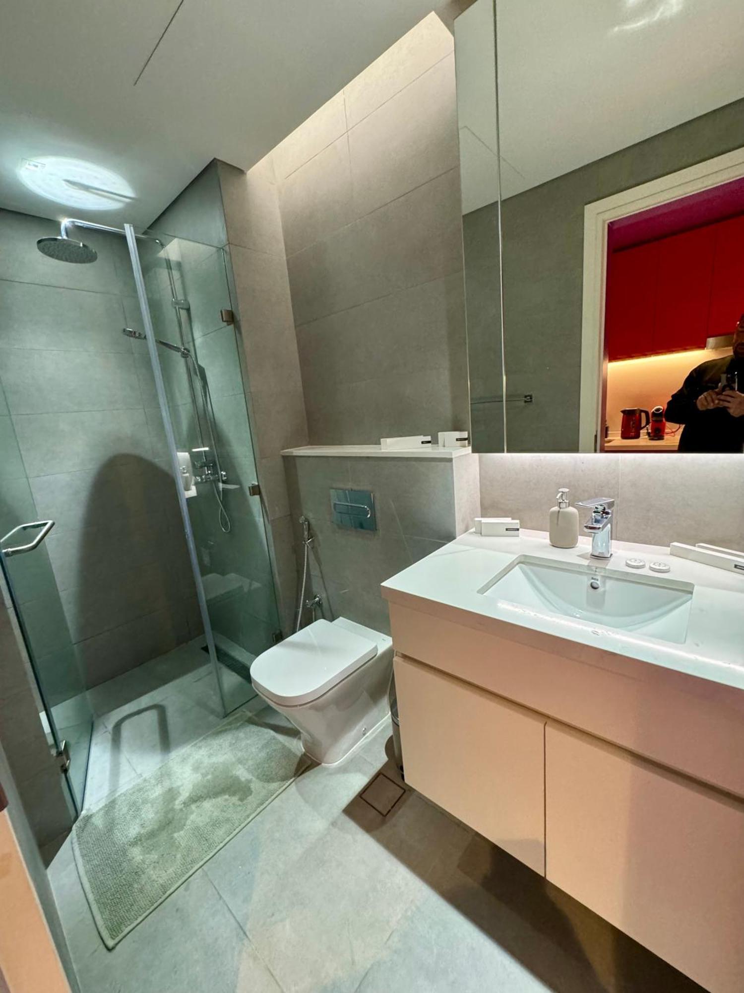 Capsule Flora Business Bay View Burj Khalifa-pool Table-game Arcade-projector-playstation 5 * Dubaï