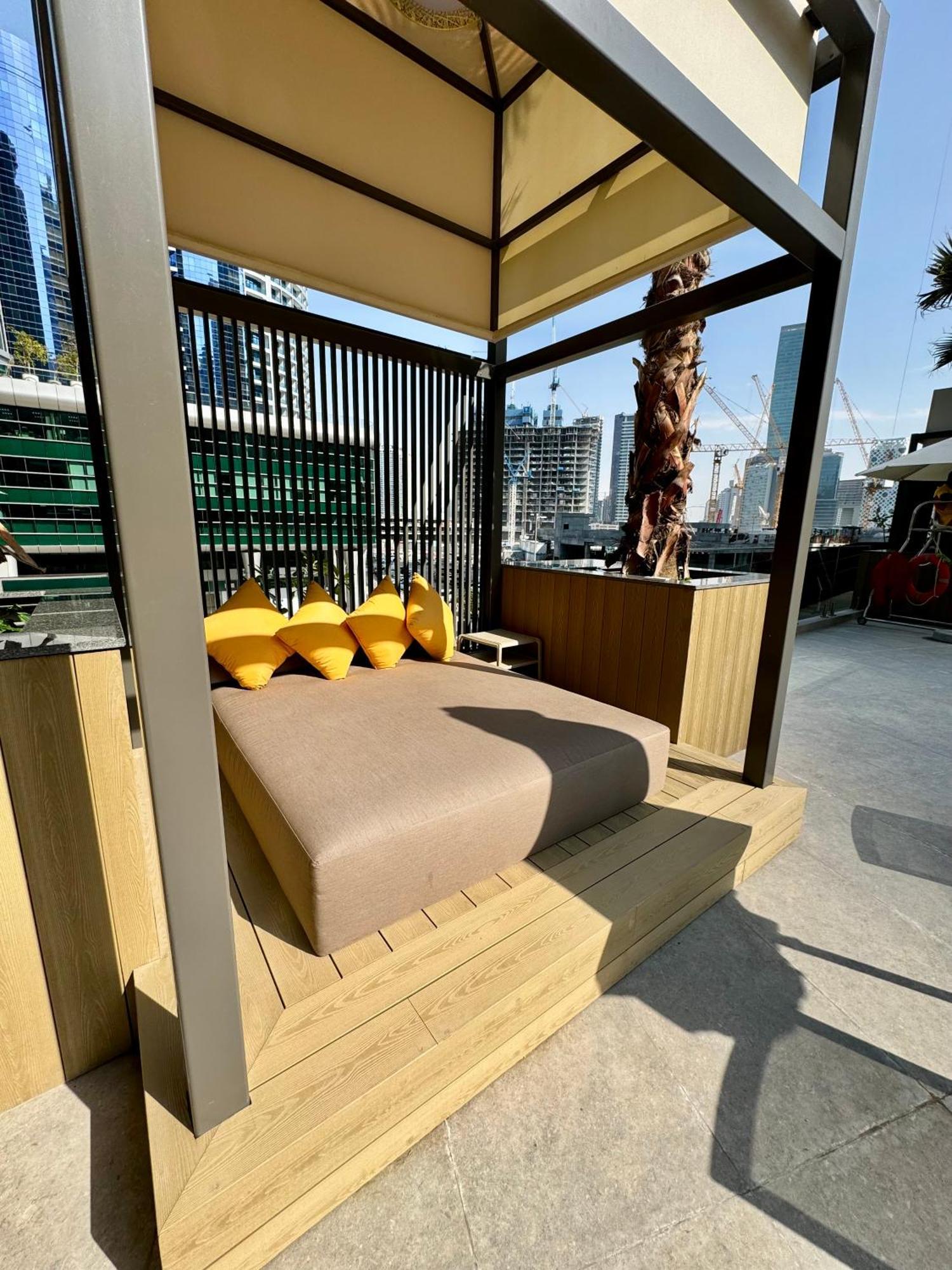 Capsule Flora Business Bay View Burj Khalifa-pool Table-game Arcade-projector-playstation 5 * Dubaï