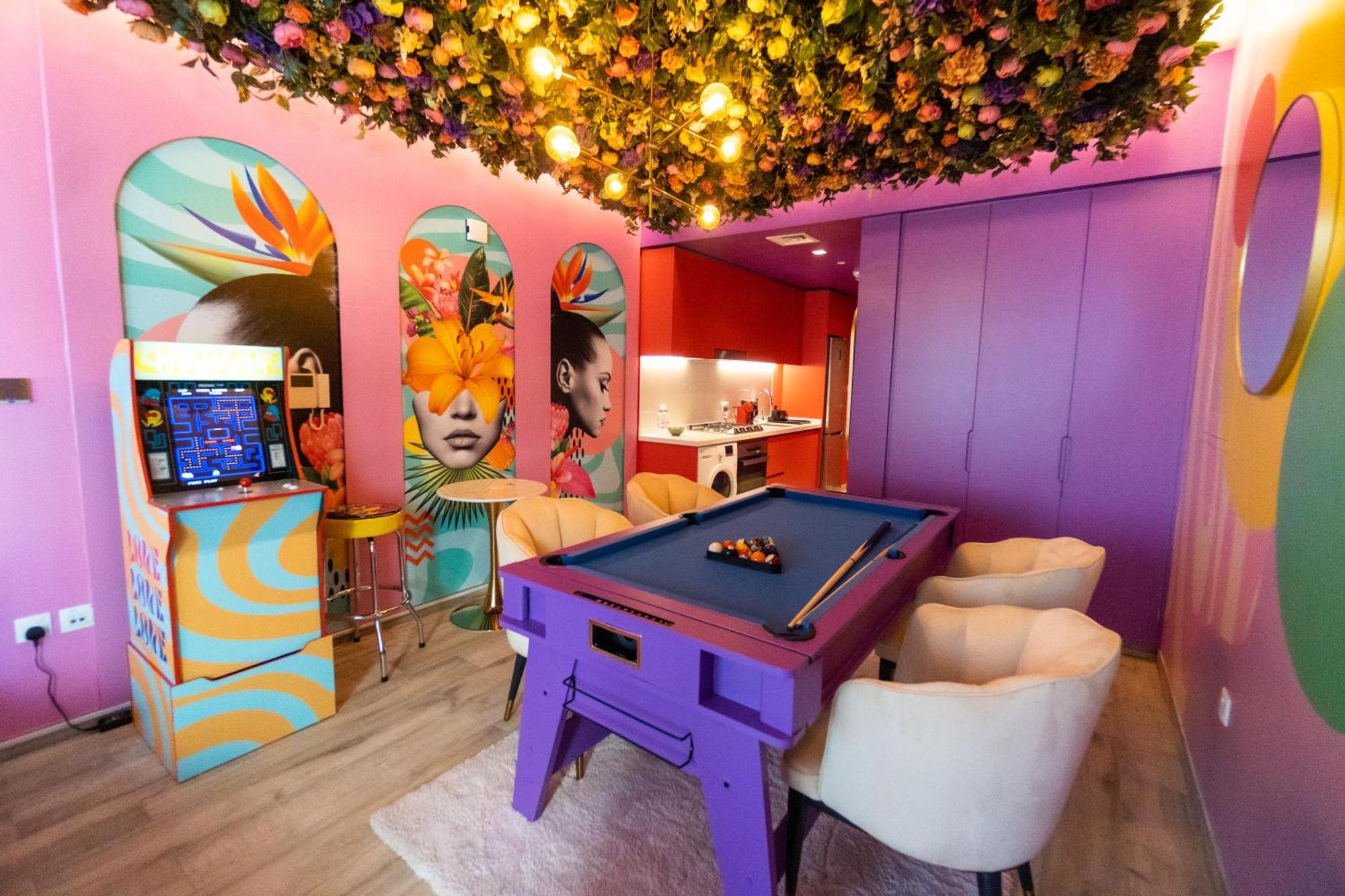 Capsule Flora Business Bay View Burj Khalifa-pool Table-game Arcade-projector-playstation 5 * Dubaï