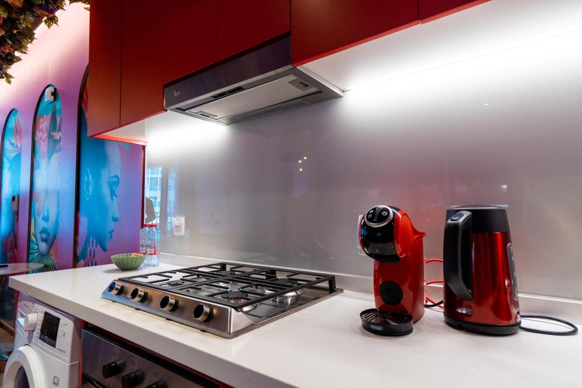 Capsule Flora Business Bay View Burj Khalifa-pool Table-game Arcade-projector-playstation 5 Appartement