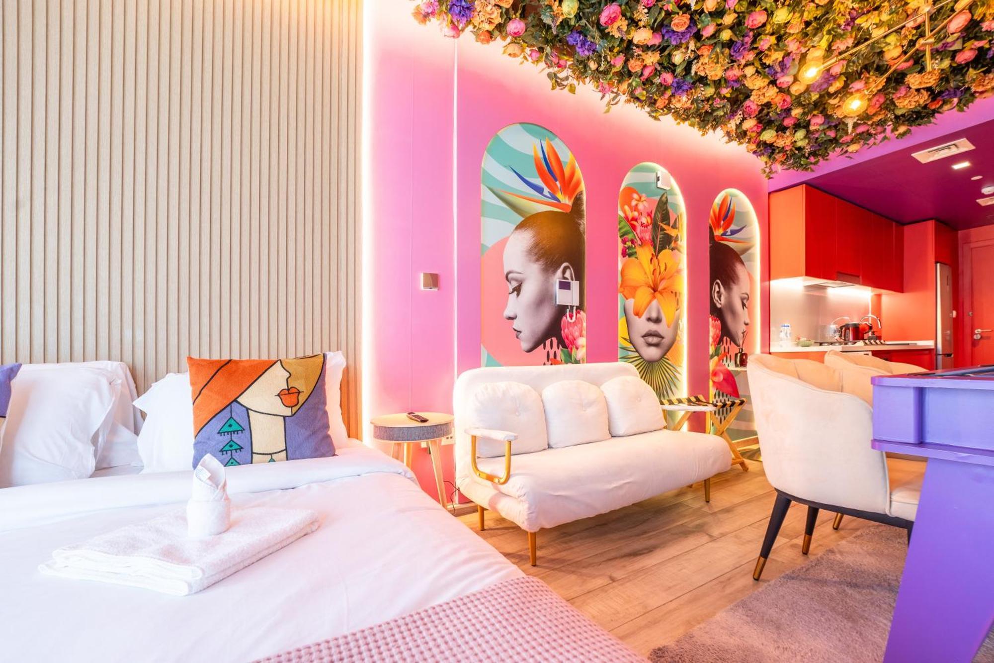 Capsule Flora Business Bay View Burj Khalifa-pool Table-game Arcade-projector-playstation 5 Appartement